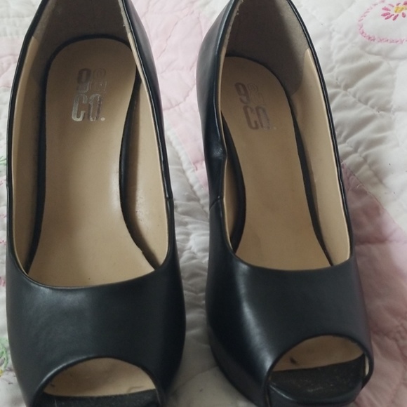 9 & Co black heels.  Worn once.  Size 8 - Picture 2 of 4